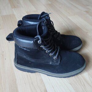 Eddie Bauer sued boots
